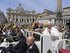 O Papa: aumentam tensões e guerras, que os novos Santos inspirem caminhos de diálogo